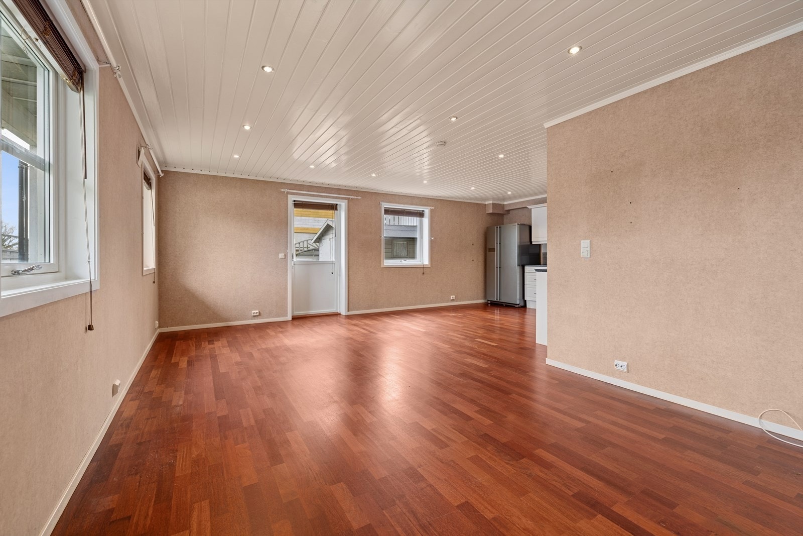 Stuen er umøblert og gir deg gode muligheter for den innredningen du ønsker. Galleribilde