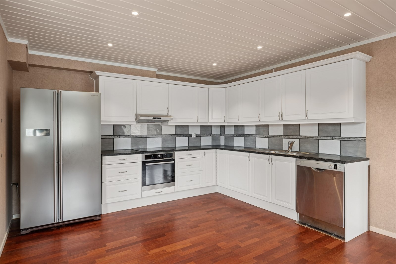 Kjøkkenet har integrert platetopp og stekeovn. Hvitevarer følger med. Galleribilde