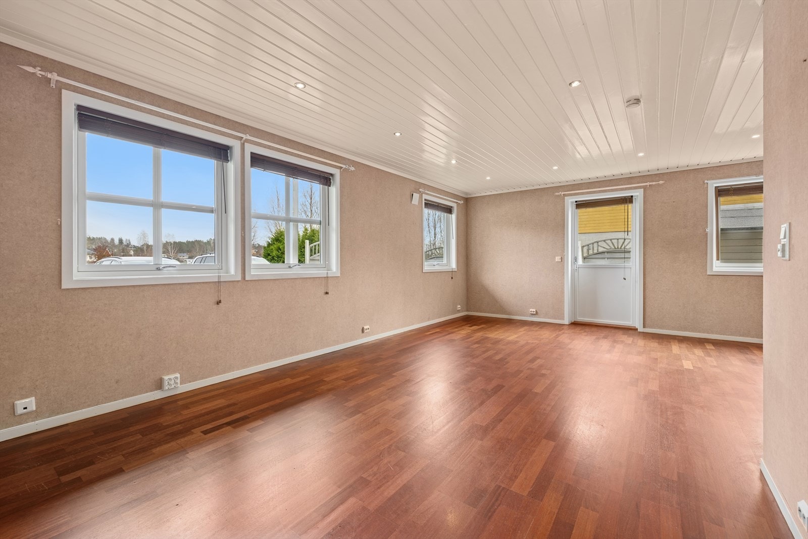 Vindusflatene slipper rikelig inn med naturlig lys i leiligheten. Galleribilde