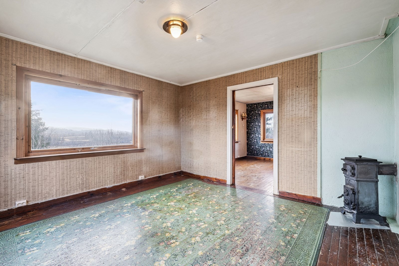 Spisestue med eldre vedovn. Galleribilde