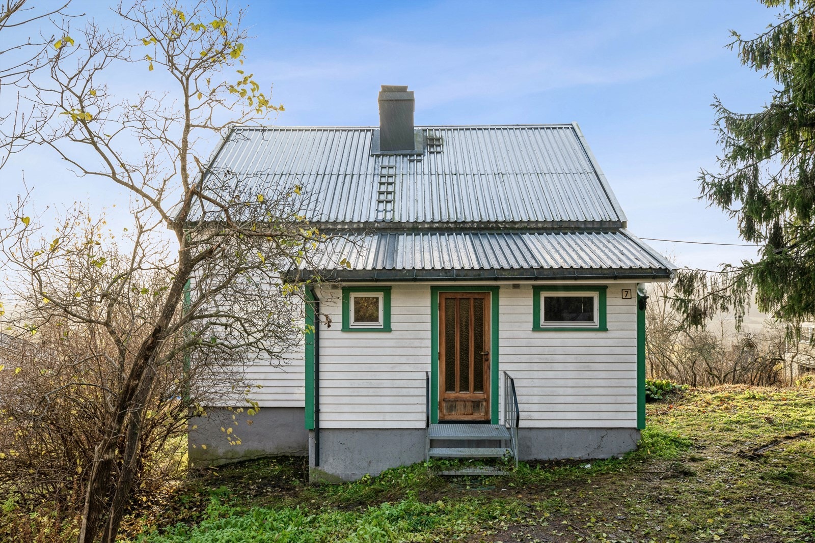 Enebolig og frittstående garasje m/boder, oppført i 1947, tilbygget i 1978, er å anse som et renoveringsobjekt. Galleribilde