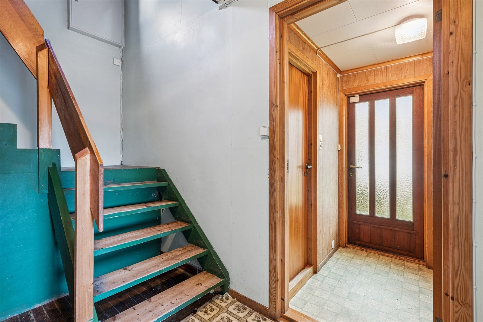 Vindfang og gang m/trapp til 2. etasje. Galleribilde