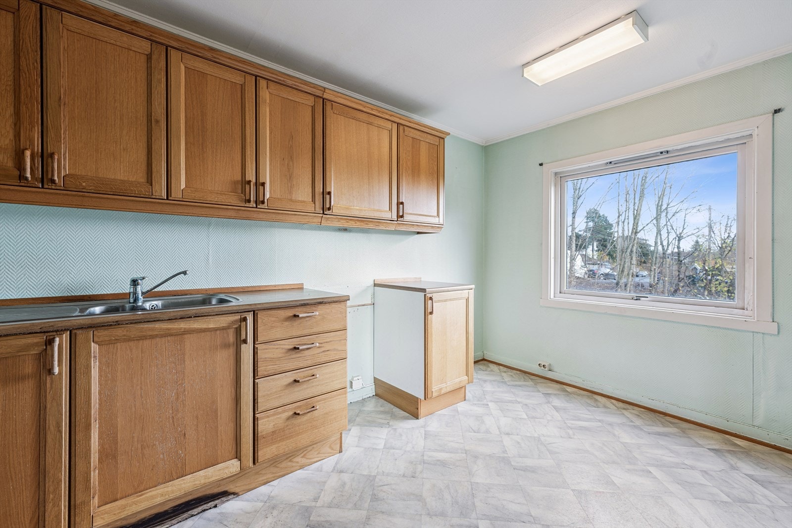 Kjøkken med eldre eikeinnredning. Galleribilde