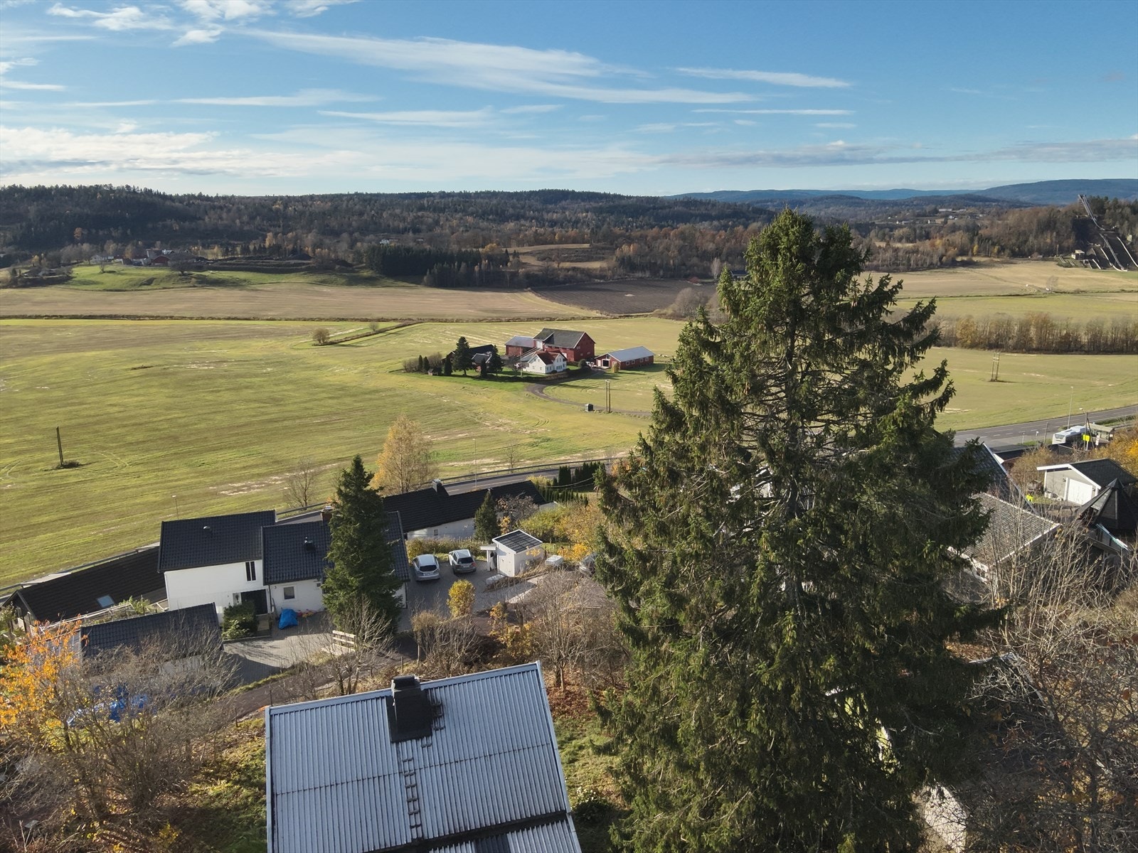 En solrik beliggenhet med utsyn mot omkringliggende jordbruksarealer og åser. Galleribilde