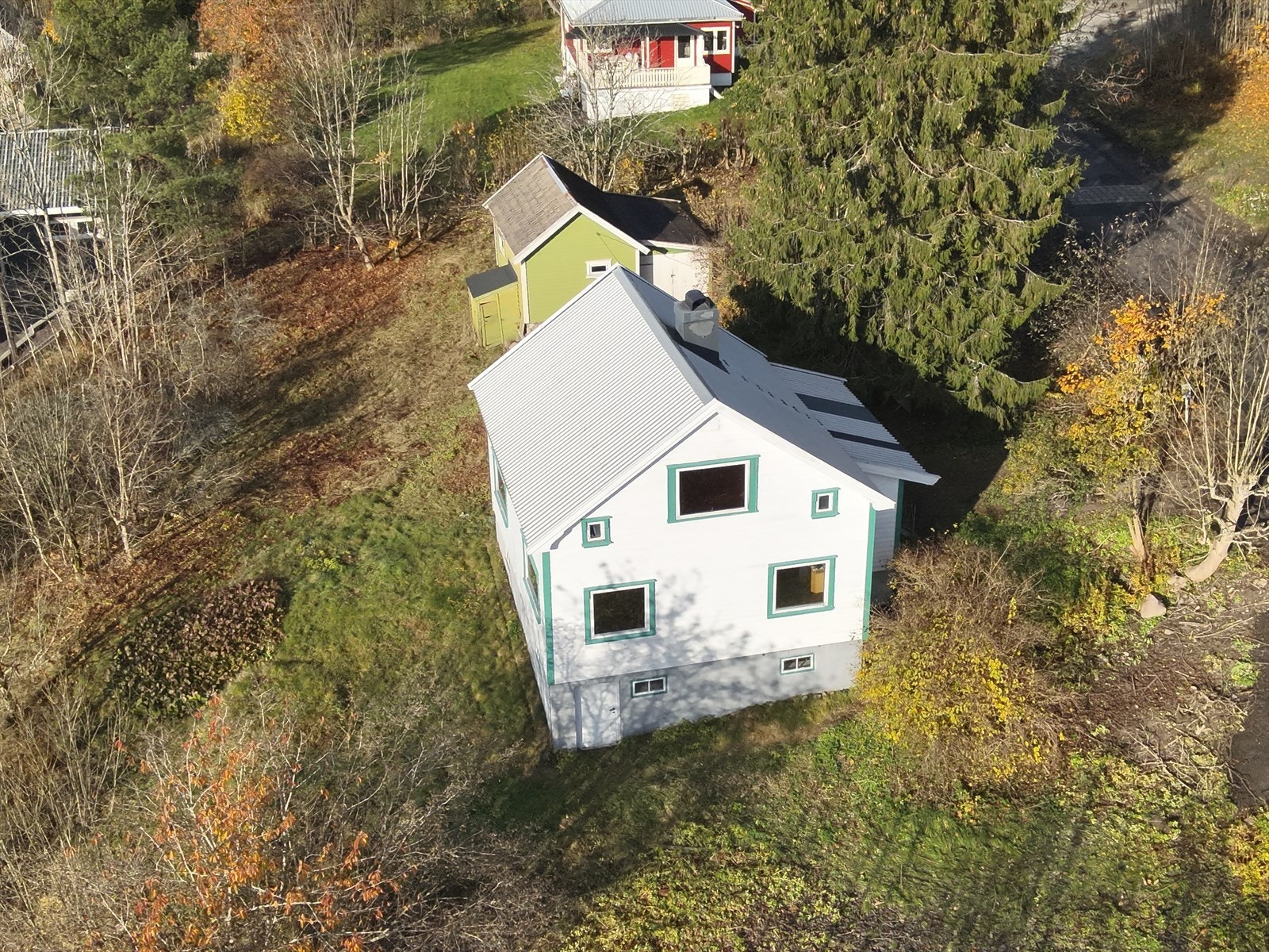 Eiendommen ligger på et høydedrag med skrånende terreng og adkomst fra rolig boliggate. Galleribilde