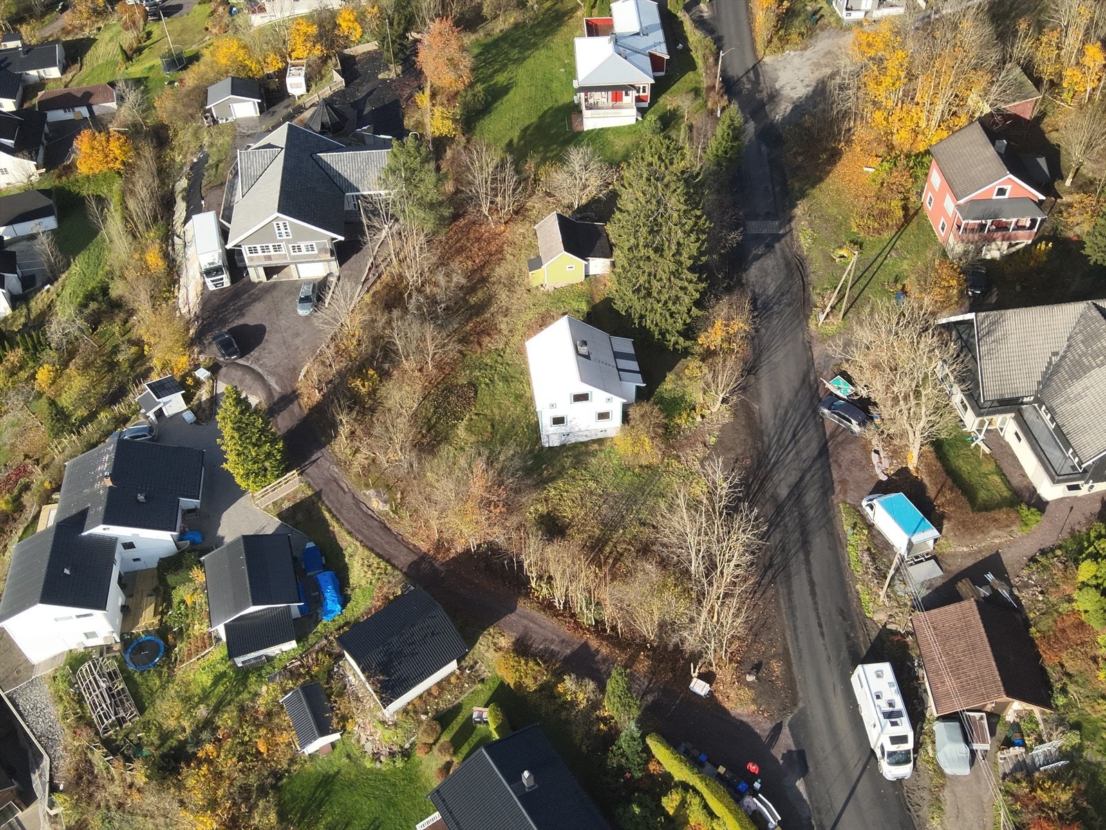 Stor og solrik hjørnetomt tomt med stort potensiale. Galleribilde