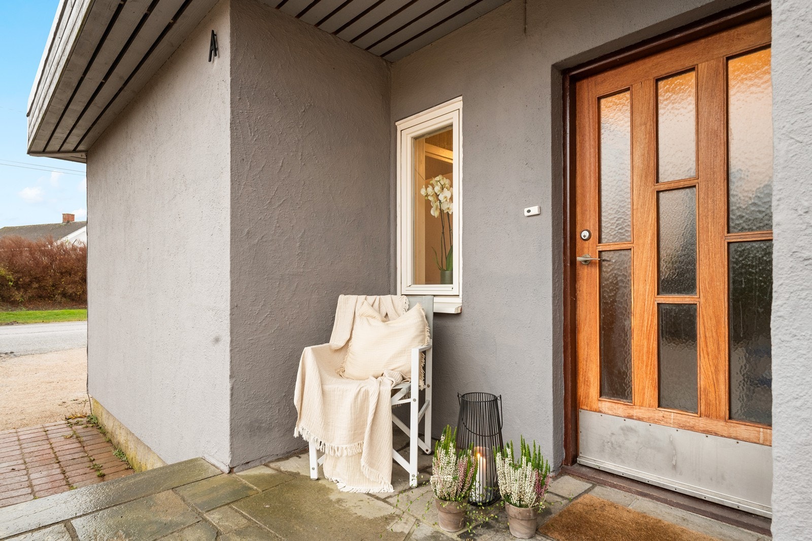 Trivelig overbygget inngangsparti. Galleribilde