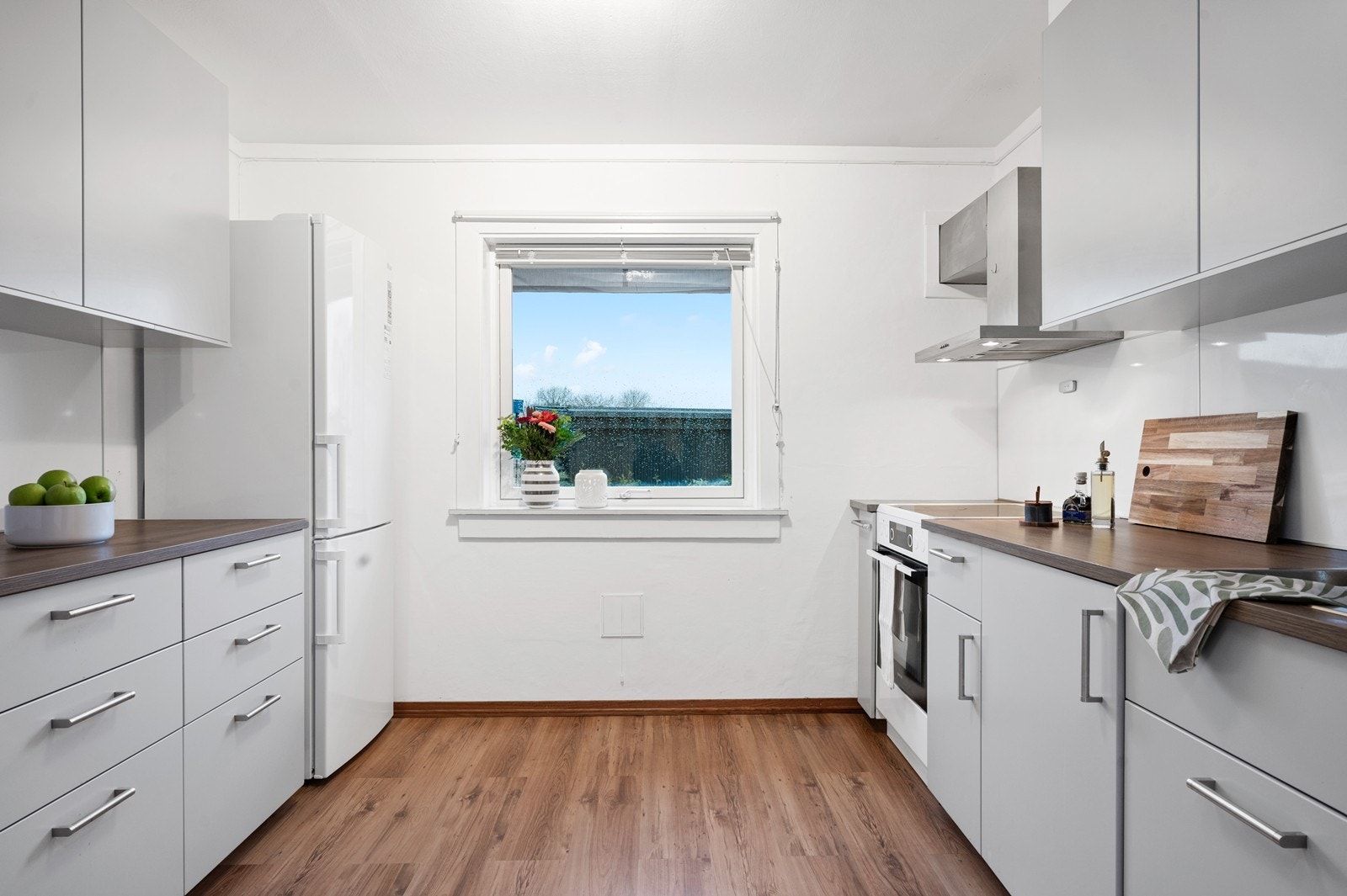 Effektivt kjøkken med godt med skap og benkeplass. Galleribilde