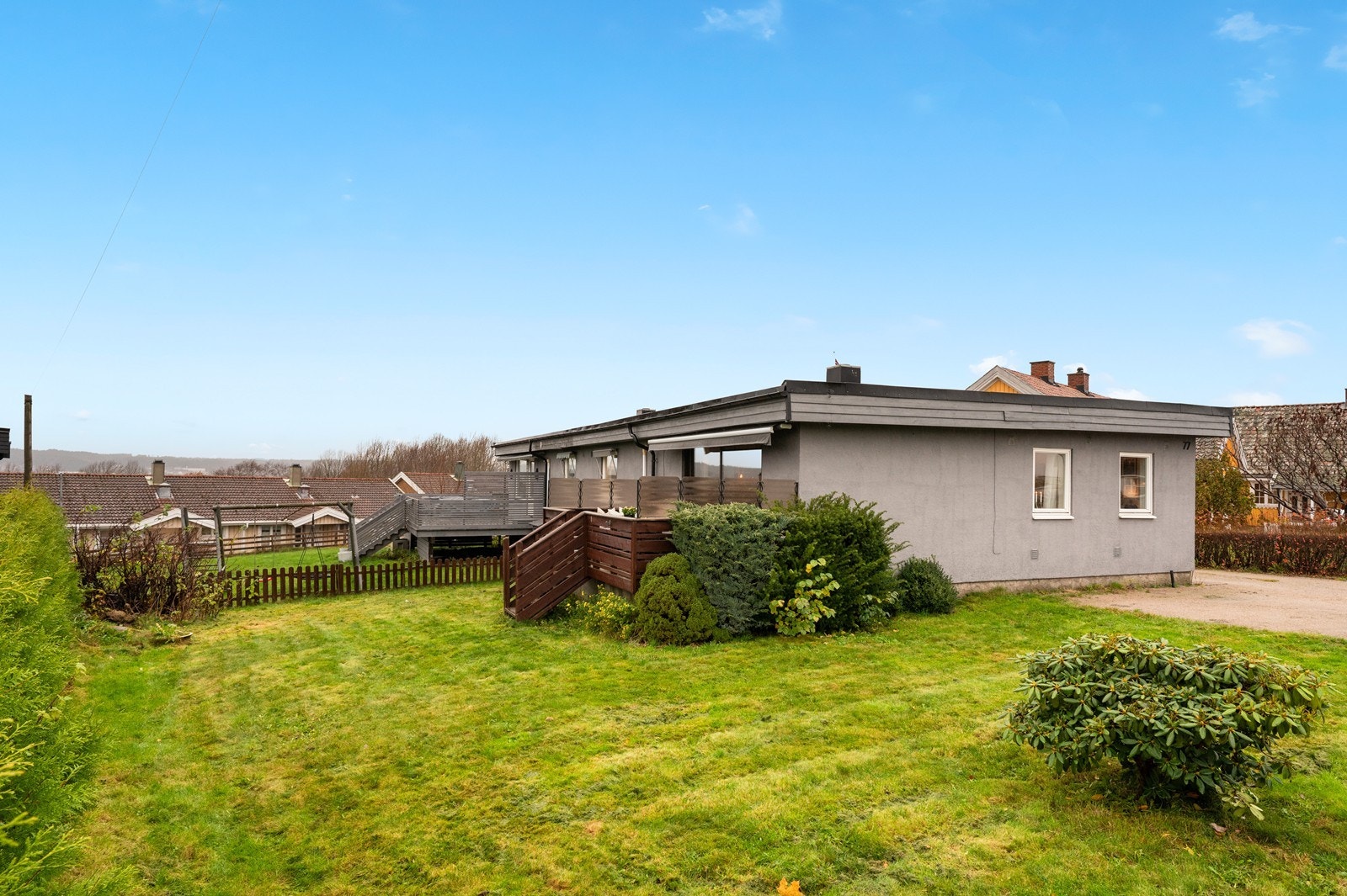 Velkommen til Roald Amundsens vei 77A - Pen tomannsbolig over ett plan med garasje, beliggende i et eldre etablert boligområdet på Torp. Galleribilde