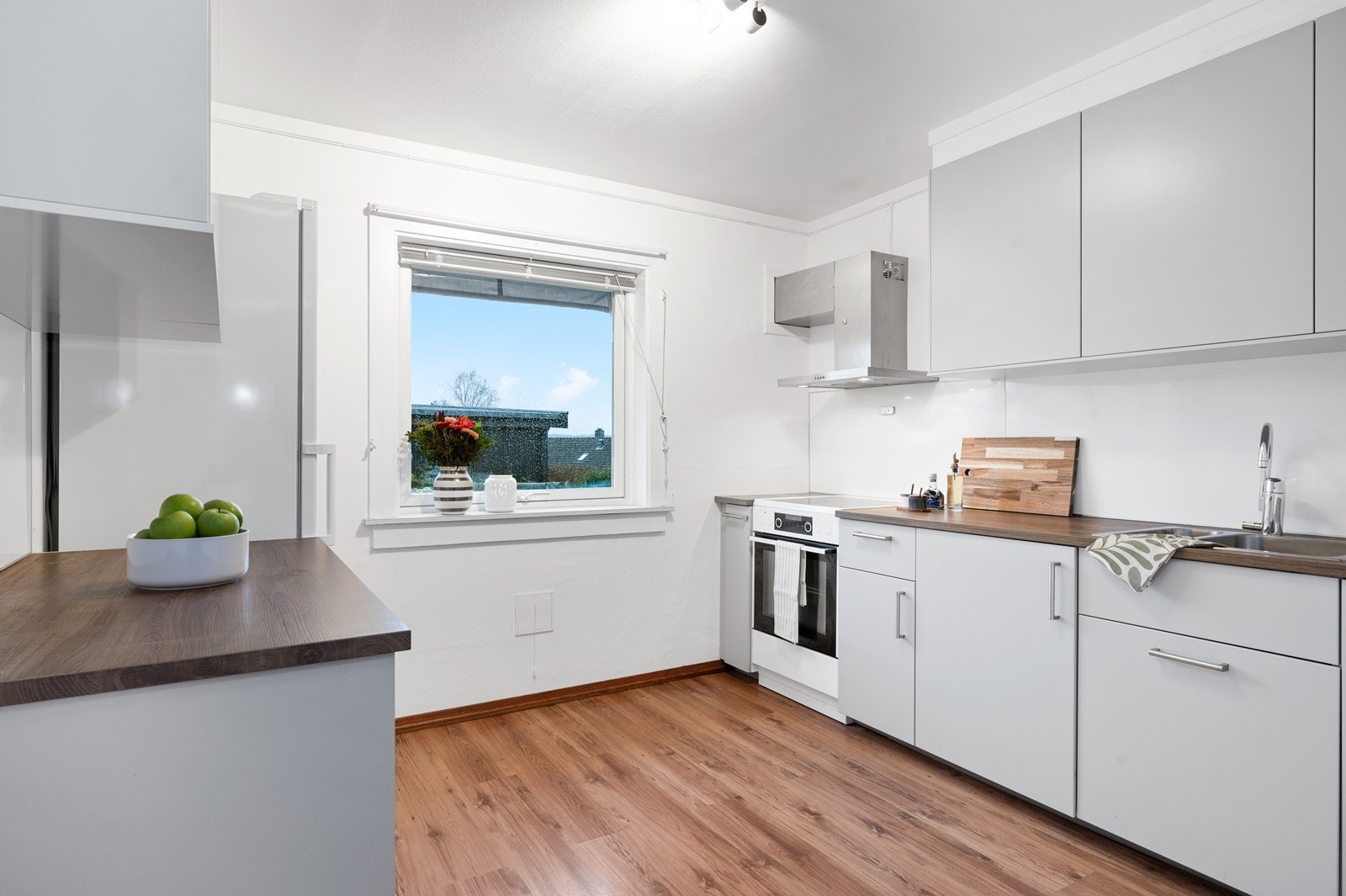 Nyere Ikeakjøkken med innebygget liten oppvaskmaskin. Galleribilde