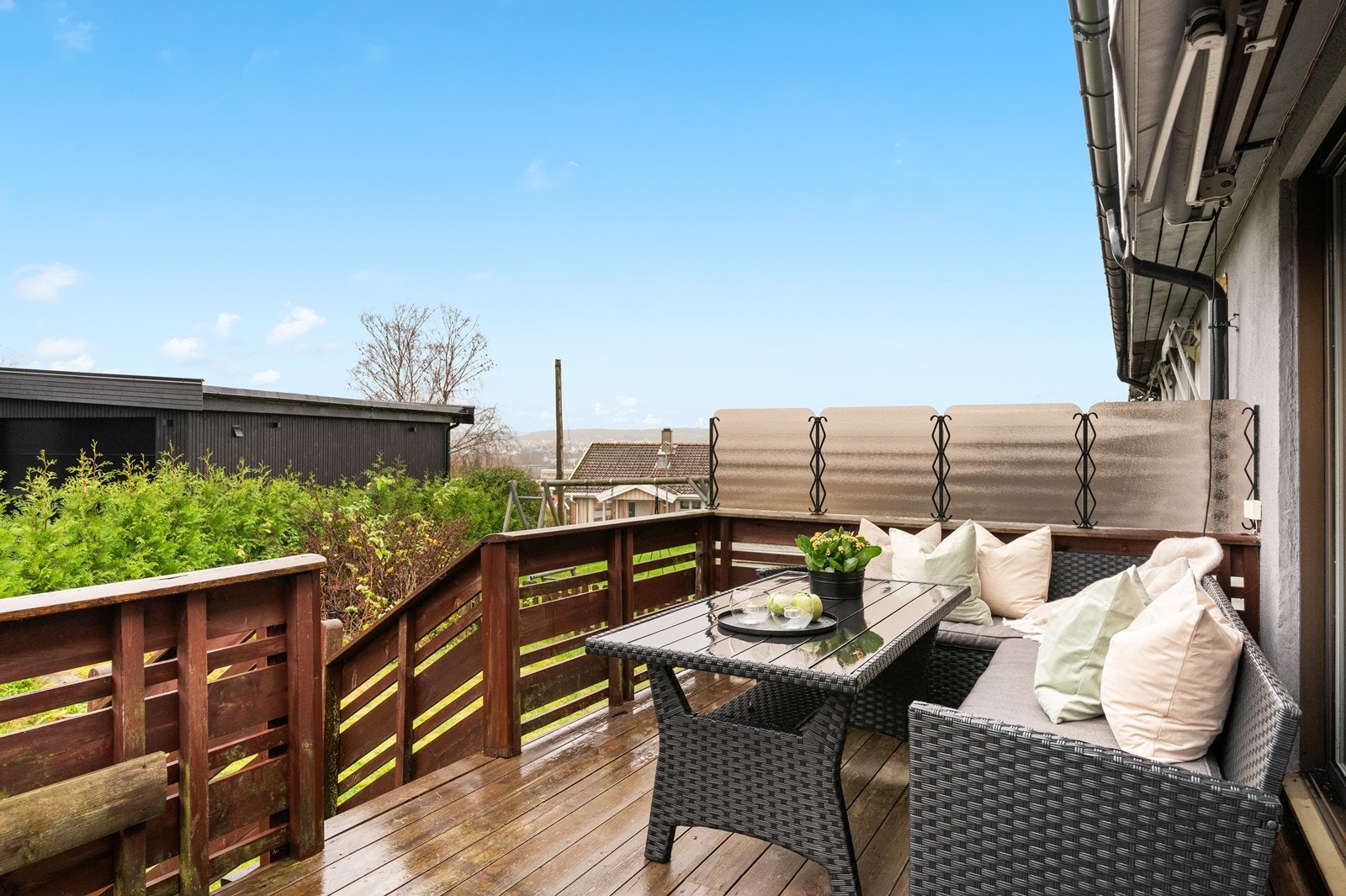 En fin balkong med direkte adkomst til stor gressplen Galleribilde