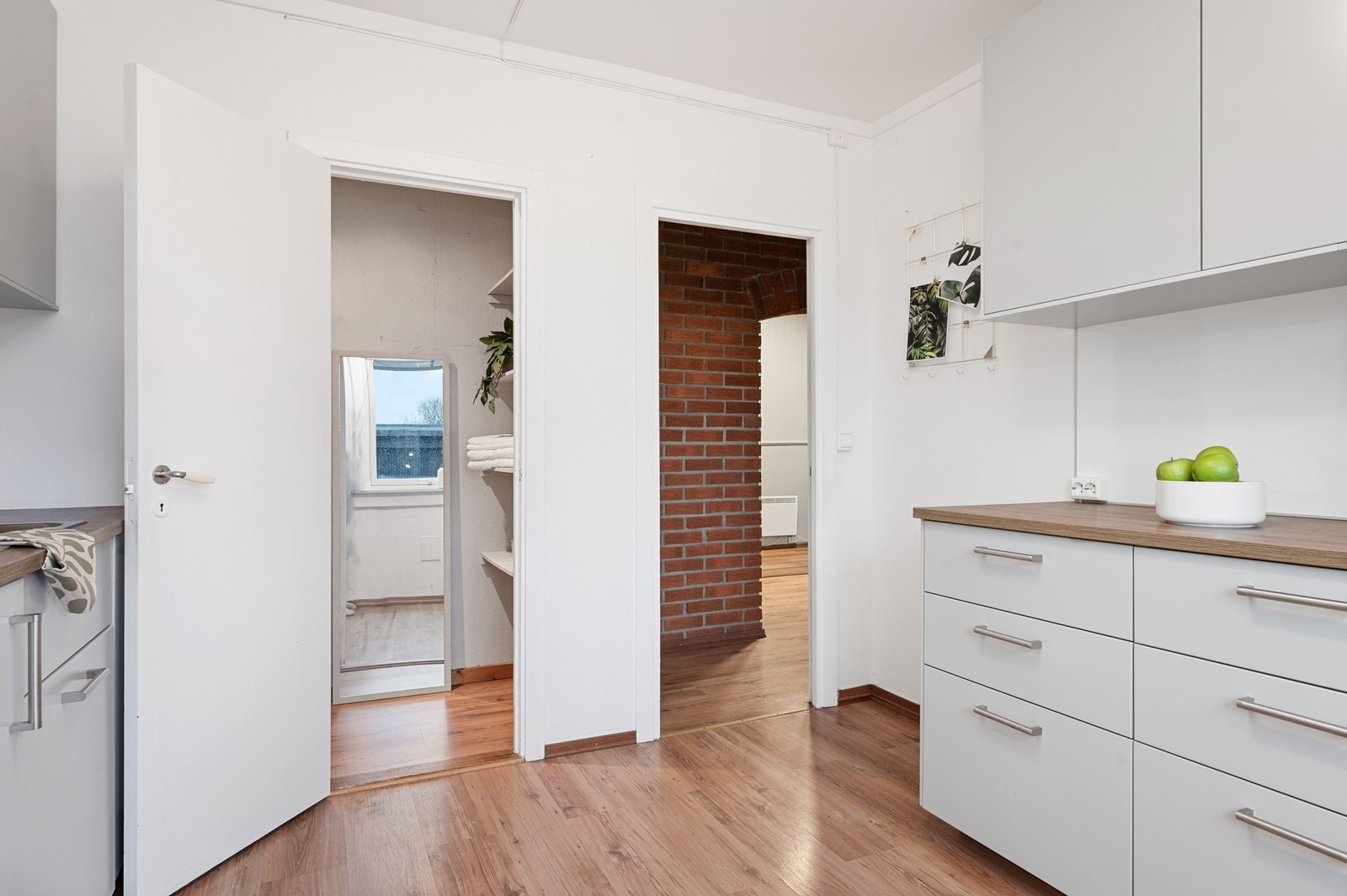 Fra kjøkkenet er det direkte tilgang til vaskerom. Galleribilde