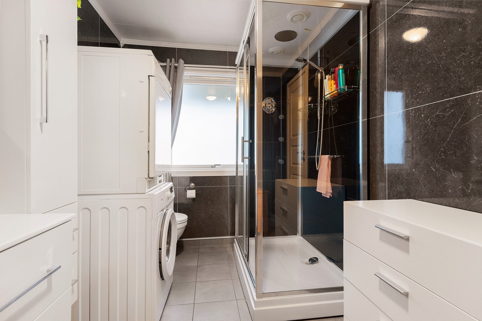 Bad hovedplan. Rommet har innredning med nedfelt servant, toalett, dusjkabinett og opplegg for vaskemaskin. Det er naturlig ventilering. Galleribilde