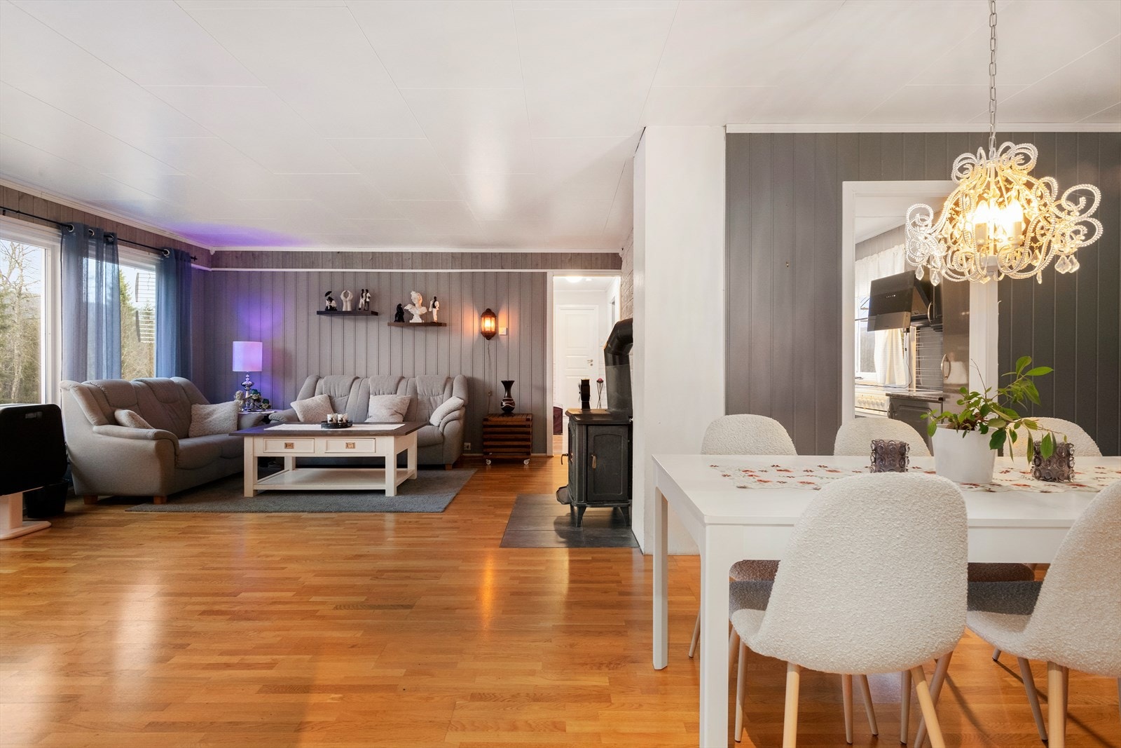 Stuen er vinklet og plass til spisestue i forbindelse med kjøkkenet og store lysflater i front som har mye lysinnslipp. Galleribilde