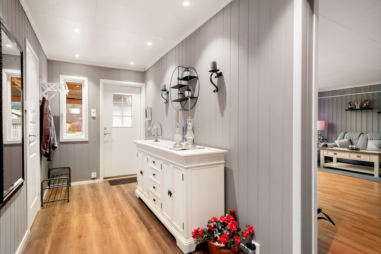 Hovedinngangen til hovedplan/ første etasje er fra utbygd del og via en takoverbygget inngangsterrasse. Her når du en hyggelig nybygd gang med 2 boder/oppbevaringsrom og 1 av dette planets 3 soverom. Galleribilde