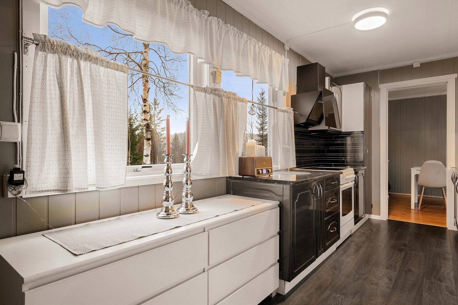 Kjøkkenet på hovedplanet. Her er vinduer mot naturen og den nye flyplassen under oppbygging i det fjerne. Galleribilde