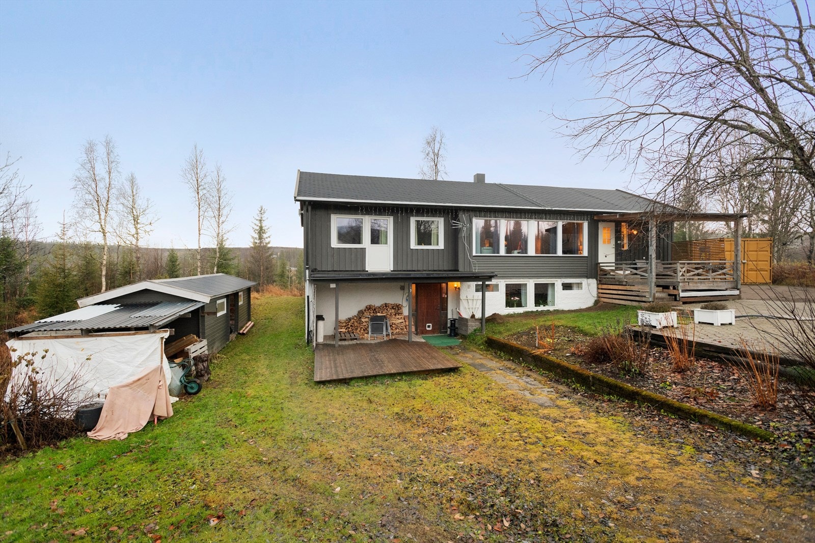 Eiendommen ligger i Fagerlia, ca 10 kilometer nordøst for Mo i Rana. Eiendommen ligger i et rolig område med nærhet til naturen. Galleribilde