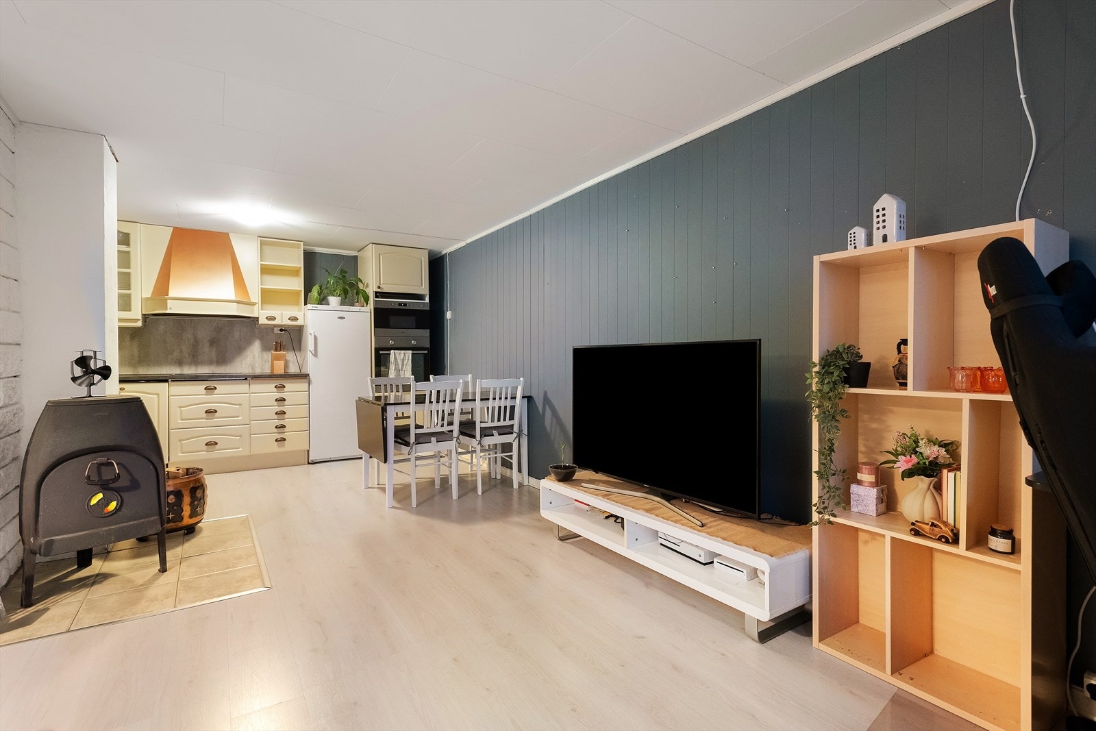 I underetasjen er det laget kjellerstue med kjøkkenkrok med kjøkkeninnredning med profilerte fronter. Her mye av beboelsesarealet oppusset av selger. Montert 2 større vinduer i front for bedre lysinnslipp. Galleribilde