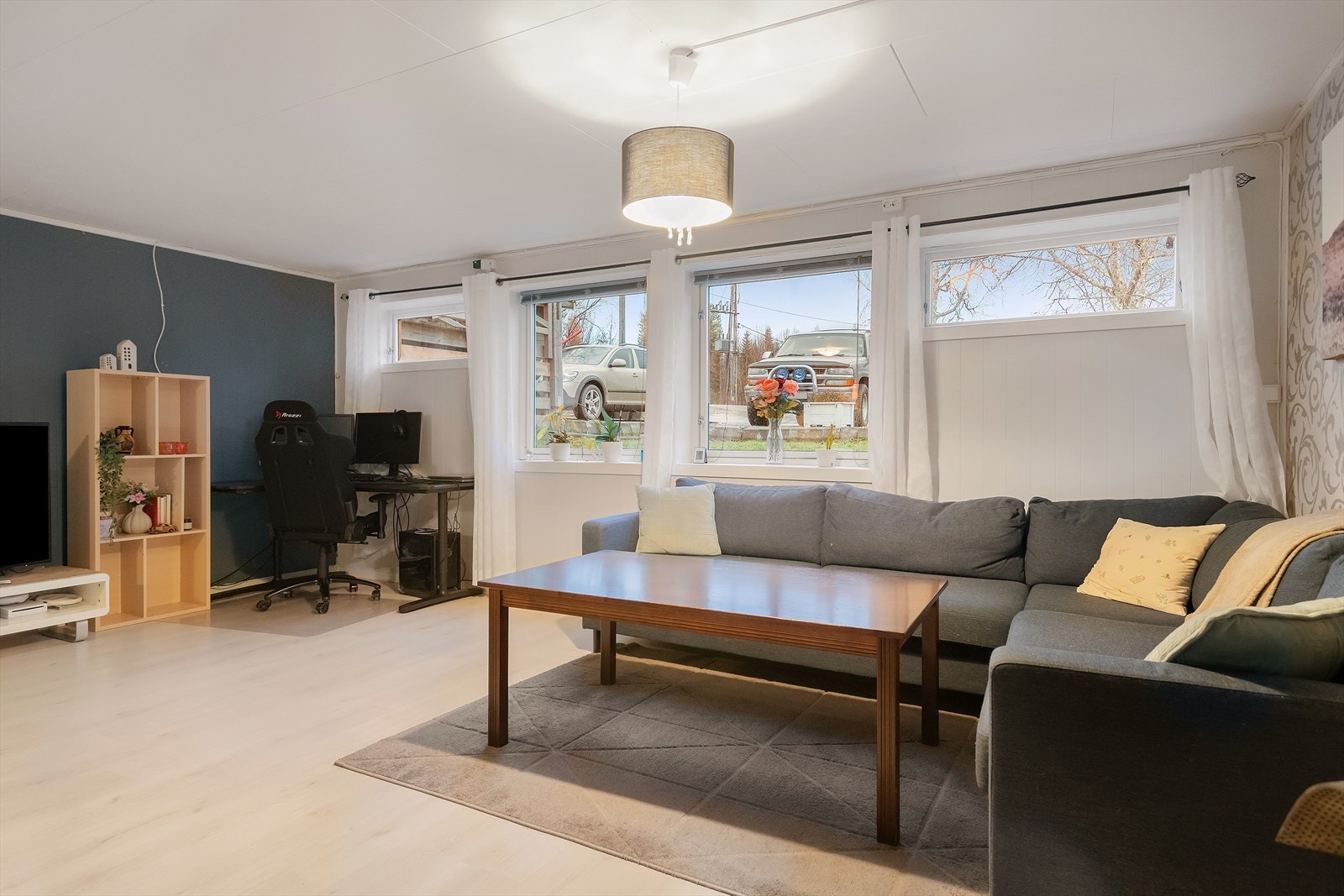 Stue i underetasje med oppussede vegger og gulv. Galleribilde