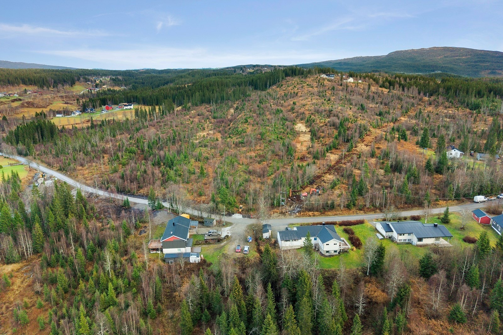 Enebolig oppført i 1977 etter datidens byggeskikk og materialvalg. Underetasjen er i ettertid endret og det er tillaget en egen boenhet. Endringer av dette arealet er ikke søkt til bygningsmyndighetene. Galleribilde