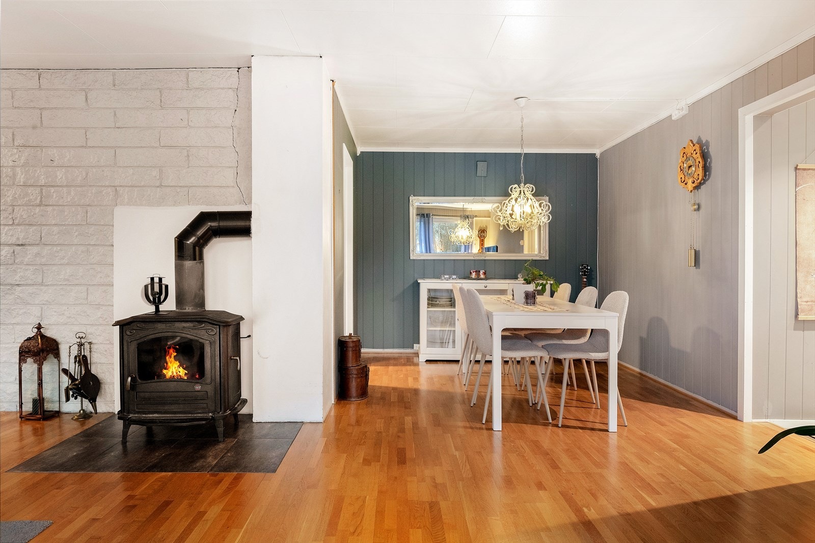 Spisestuedel av stuen. Galleribilde