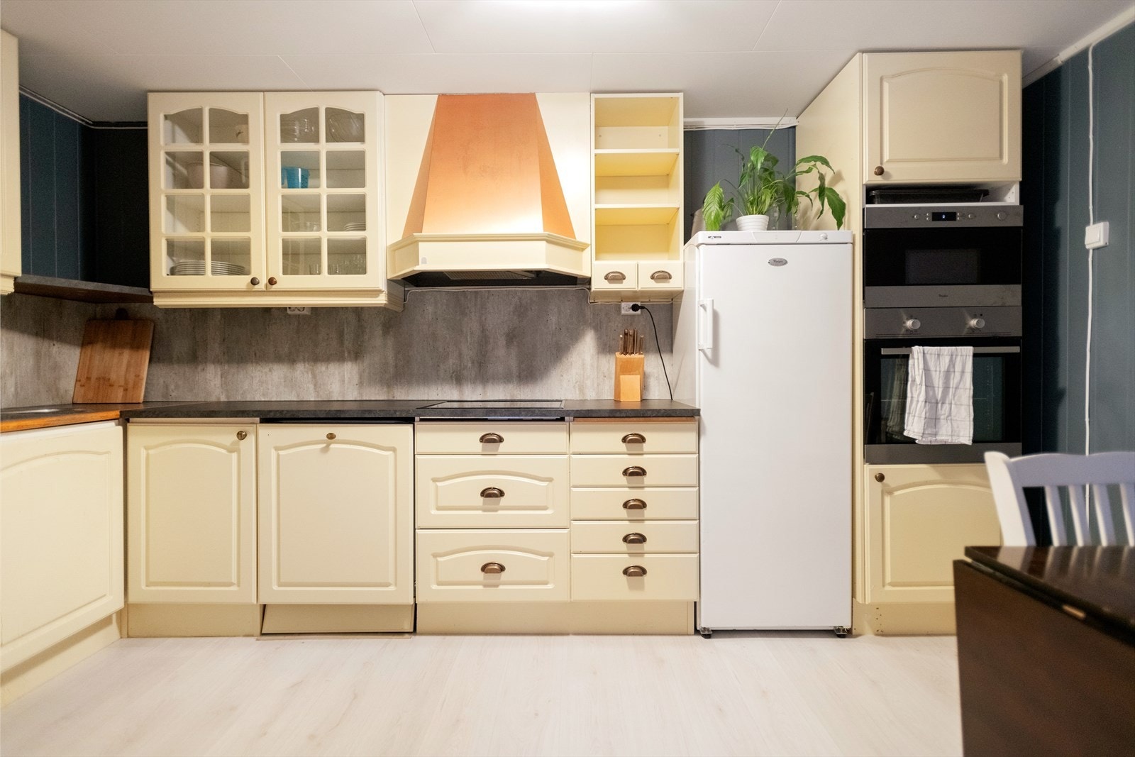 Underetasje. Det er vedovn i stuen og remontert kjøkkeninnredning med profilerte fronter og ventilator. Galleribilde