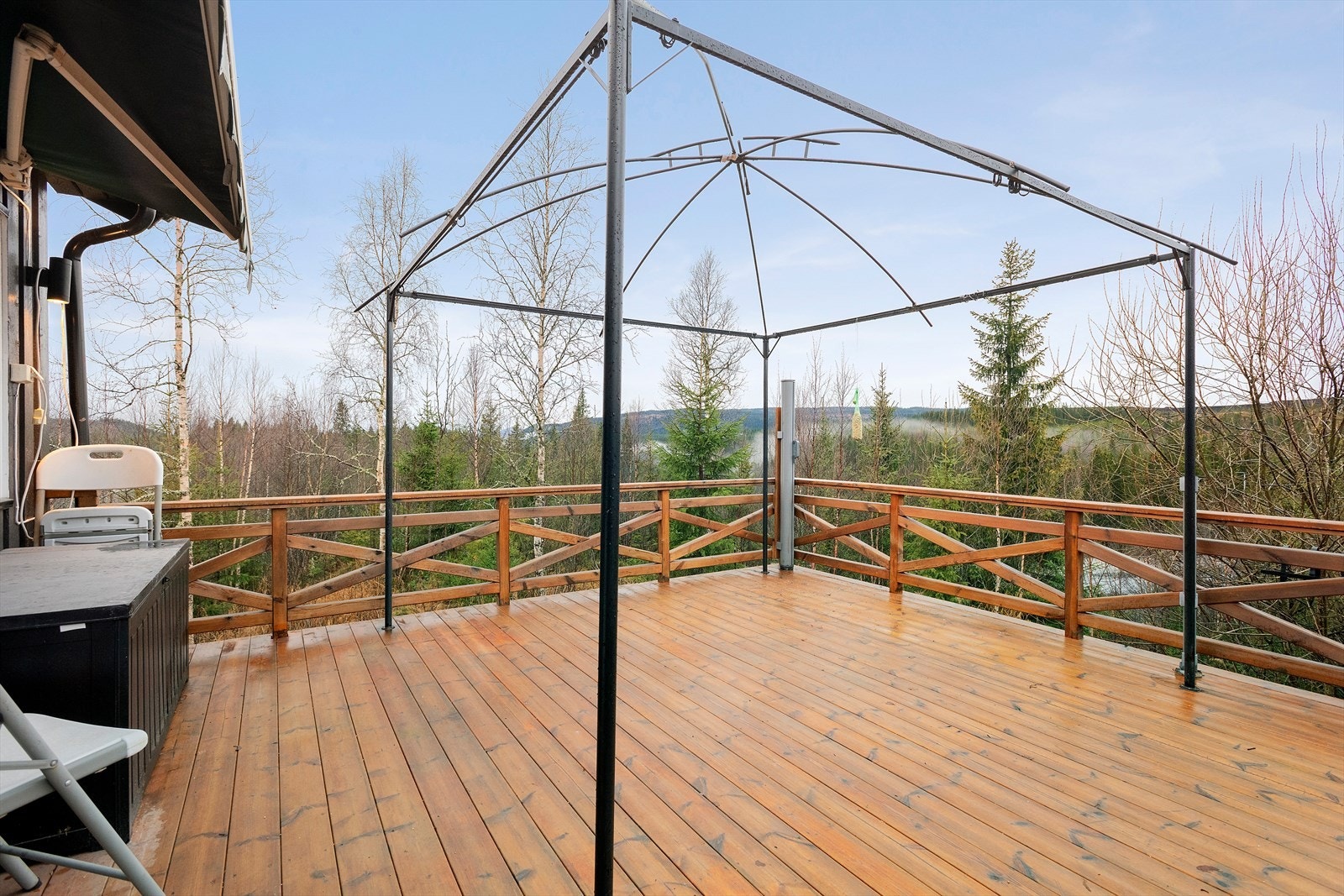 Altan med fine utsynsforhold - ikke langt unna der den nye flyplassen er under oppføring og planlagt klar til bruk i 2027. Galleribilde