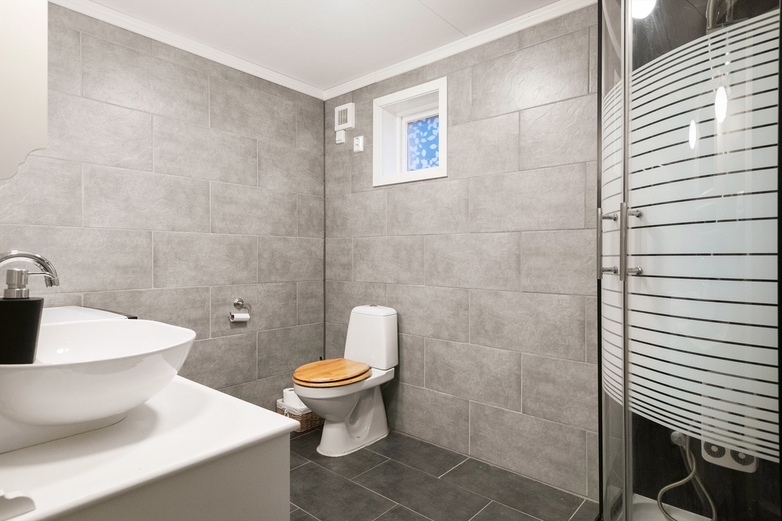 Badet i underetasje ble nyoppusset ca i 2022 i følge selger. Galleribilde