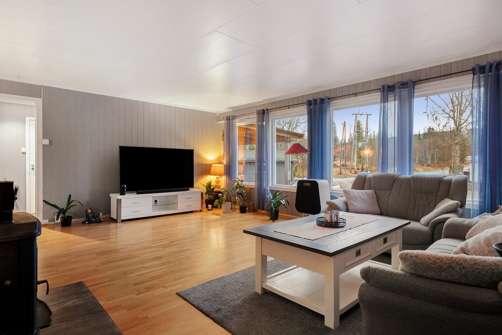 Stue mot den utbygde delen (gang, 2 boder og 1 soverom). Galleribilde