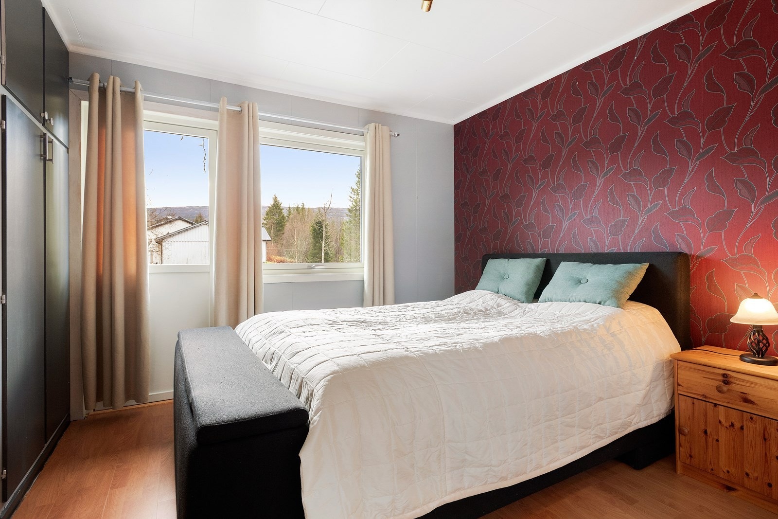 Soverom 3 på hovedplanet. Plassbygde garderobeskap. Galleribilde