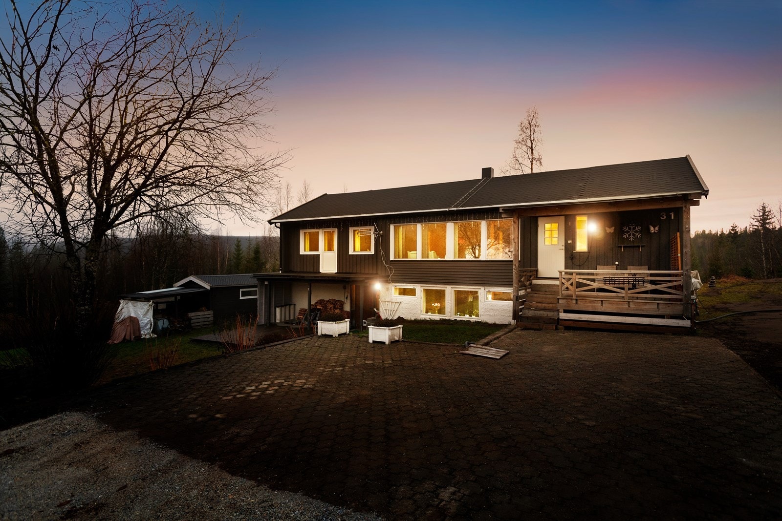 Velkommen til Granheiveien 31 i Fagerlia - utbygget enebolig i 2 plan med 2 uthus. Galleribilde