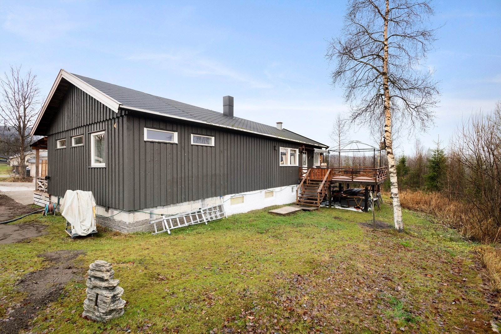 I Granheiveien 31 bor du med nærhet til naturen, men samtidig kun ca 12 minutter kjøring fra sentrum. Terasse/altan på begge sider av boligen. Galleribilde