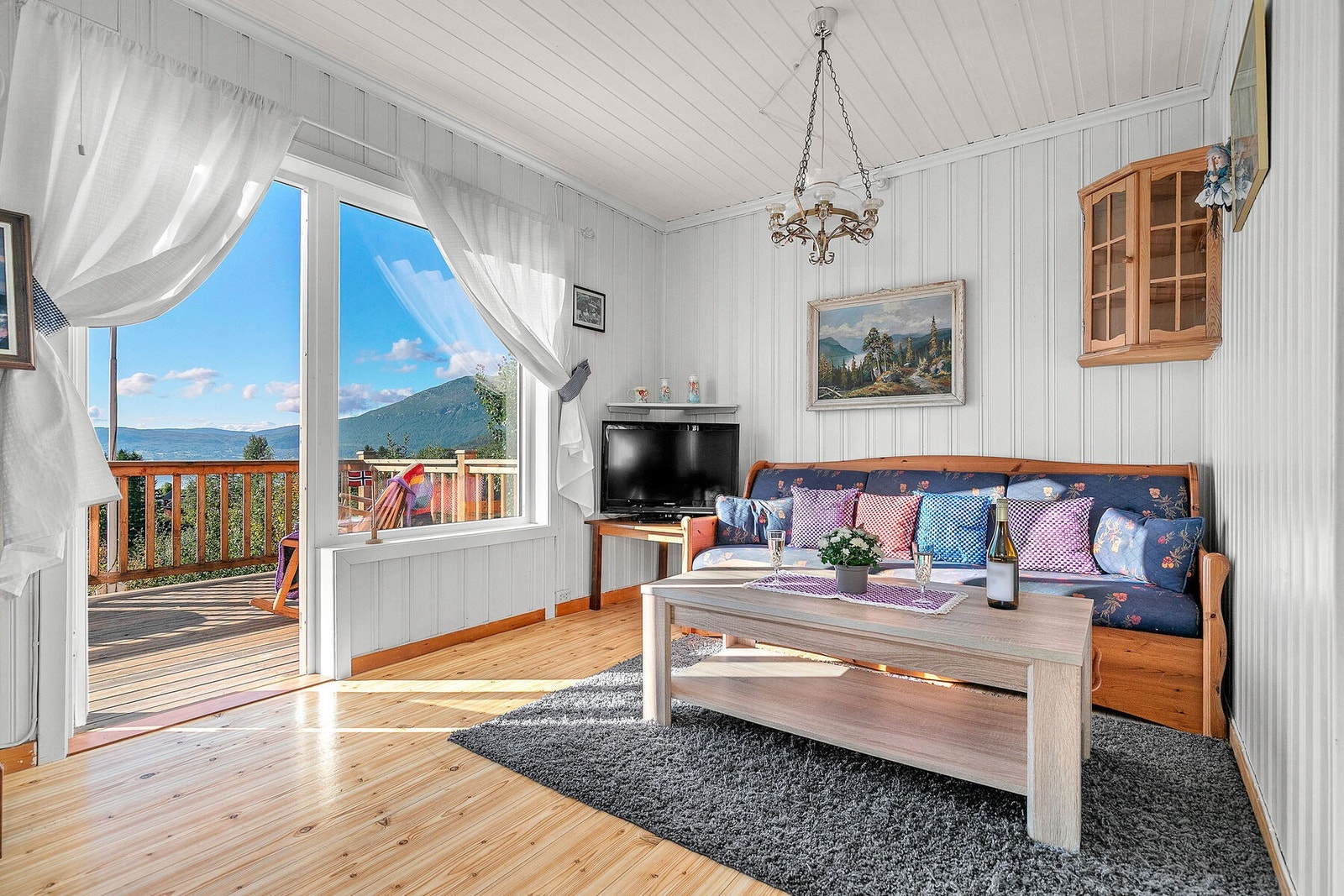 Fra stuen er det utgang til veranda. Galleribilde