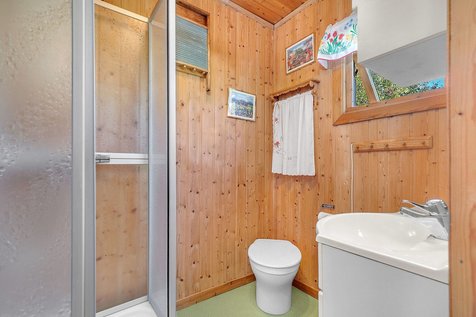 Toalettrom med miljøtoalett og dusjrom. Galleribilde