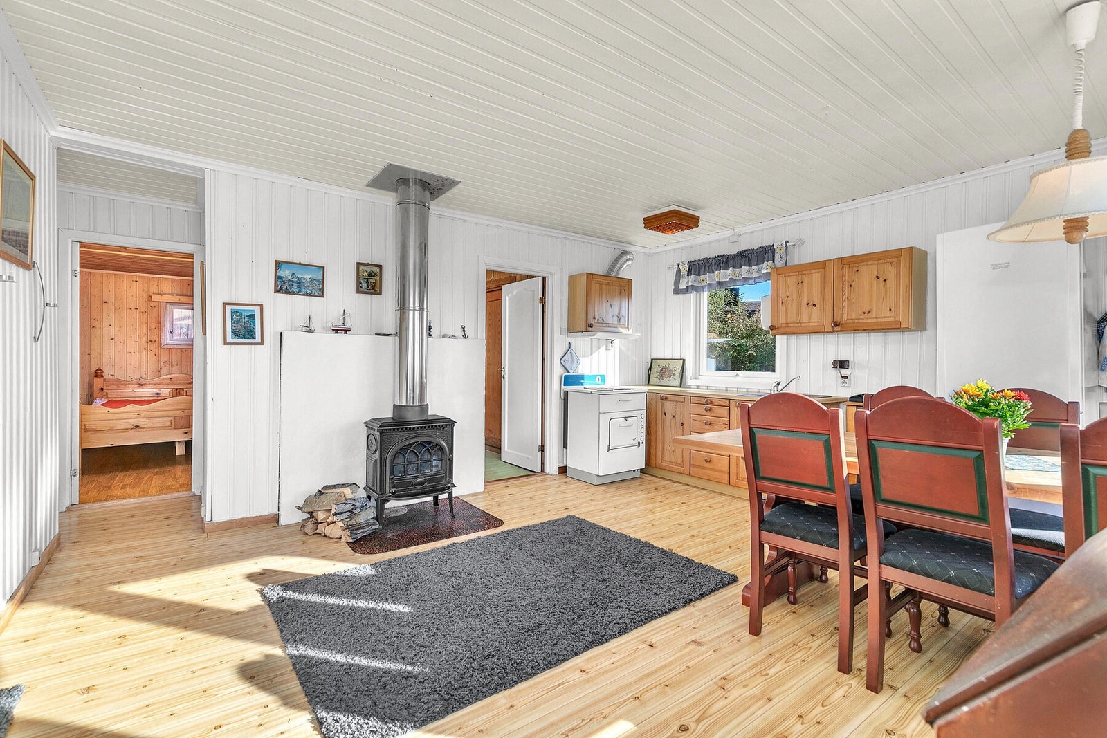 Stue/kjøkken med vedovn. Galleribilde