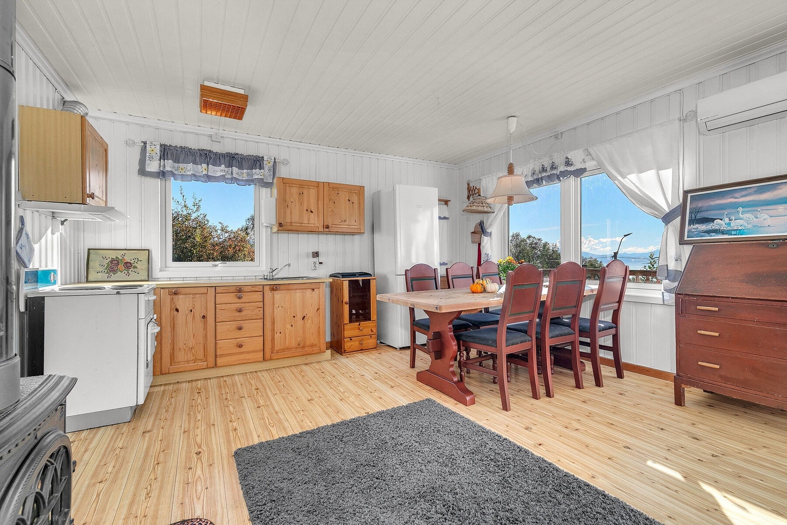 Spiseplass på kjøkkenet. Galleribilde