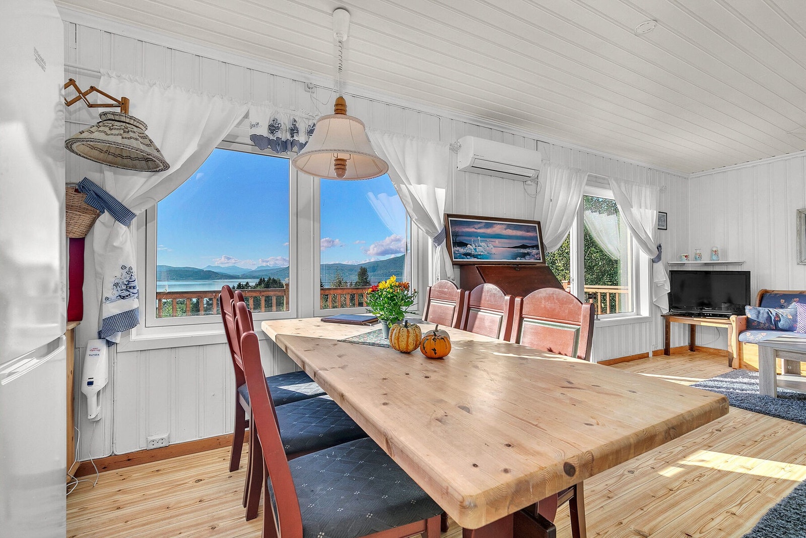 Her nyter du måltidene i flott omgivelser og med nydelig utsikt. Galleribilde