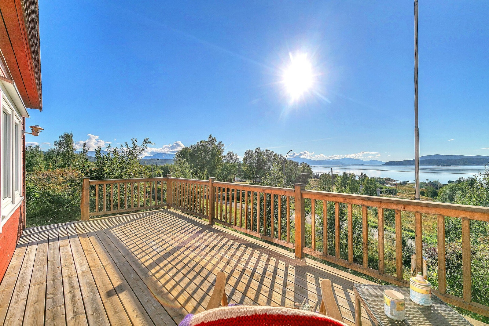 Fra verandaen har du flott utsikt og god solgang. Galleribilde