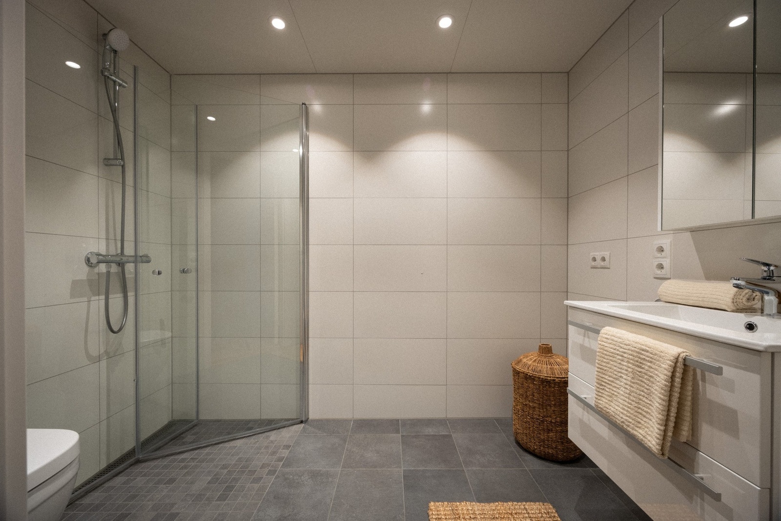 Stort og pent baderom med opplegg for vaskemaskin. Galleribilde