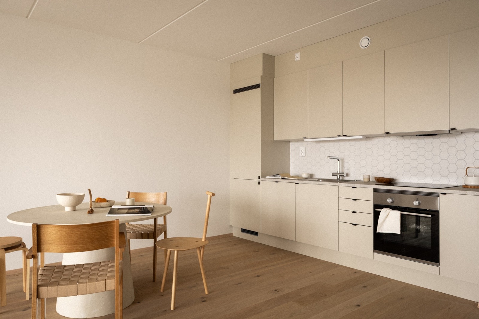 Stilrent Sigdal kjøkken med lyse fronter. Galleribilde