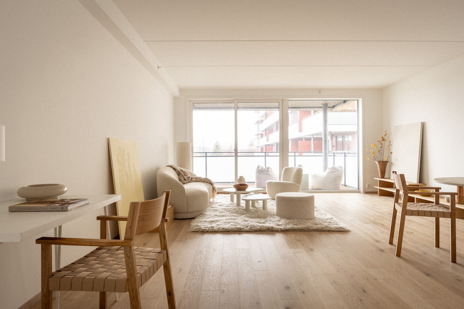 Leiligheten har store vindusflater som slipper inn mye naturlig lys. Galleribilde