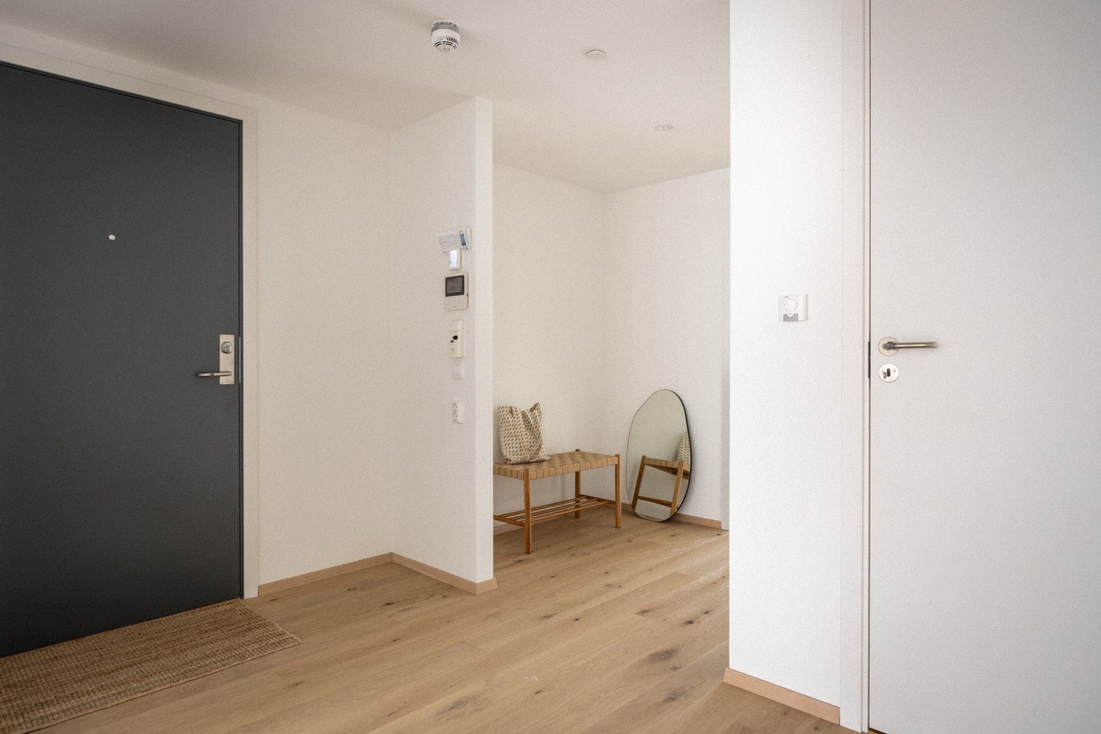 Romslig og lys entré/gang med plass til ønskelige møblementer. Galleribilde