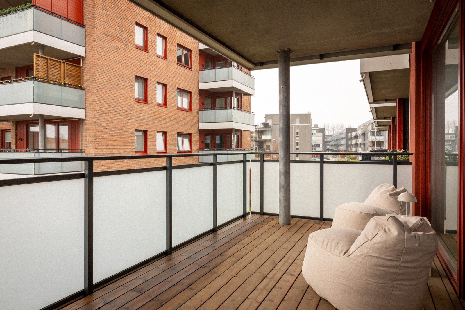 Stor solrik balkong på 13 kvm. Perfekt uteplass på sommerstid. Galleribilde