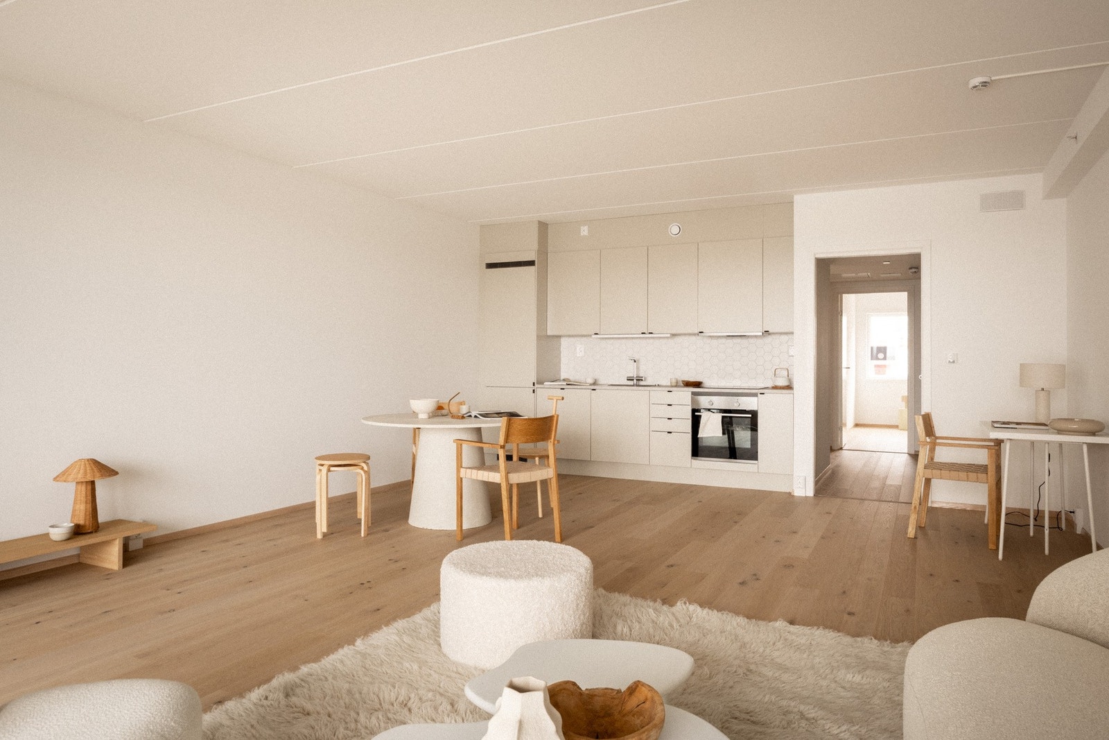 Leiligheten har en åpen luftig kjøkkenløsning mot stue. Galleribilde