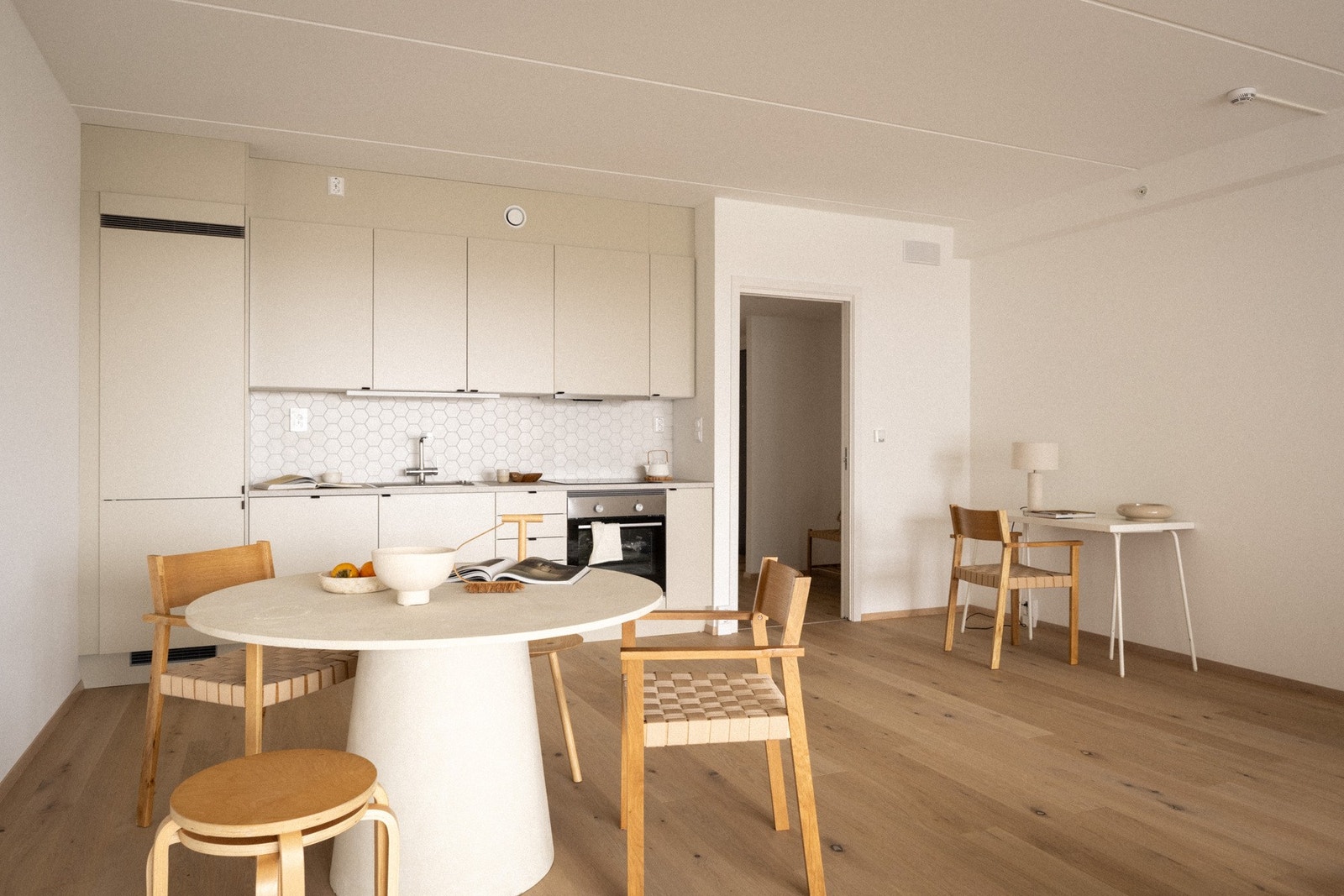 Stort og sosialt kjøkken med praktiske løsninger samt godt med både skap- og benkeplass. Galleribilde