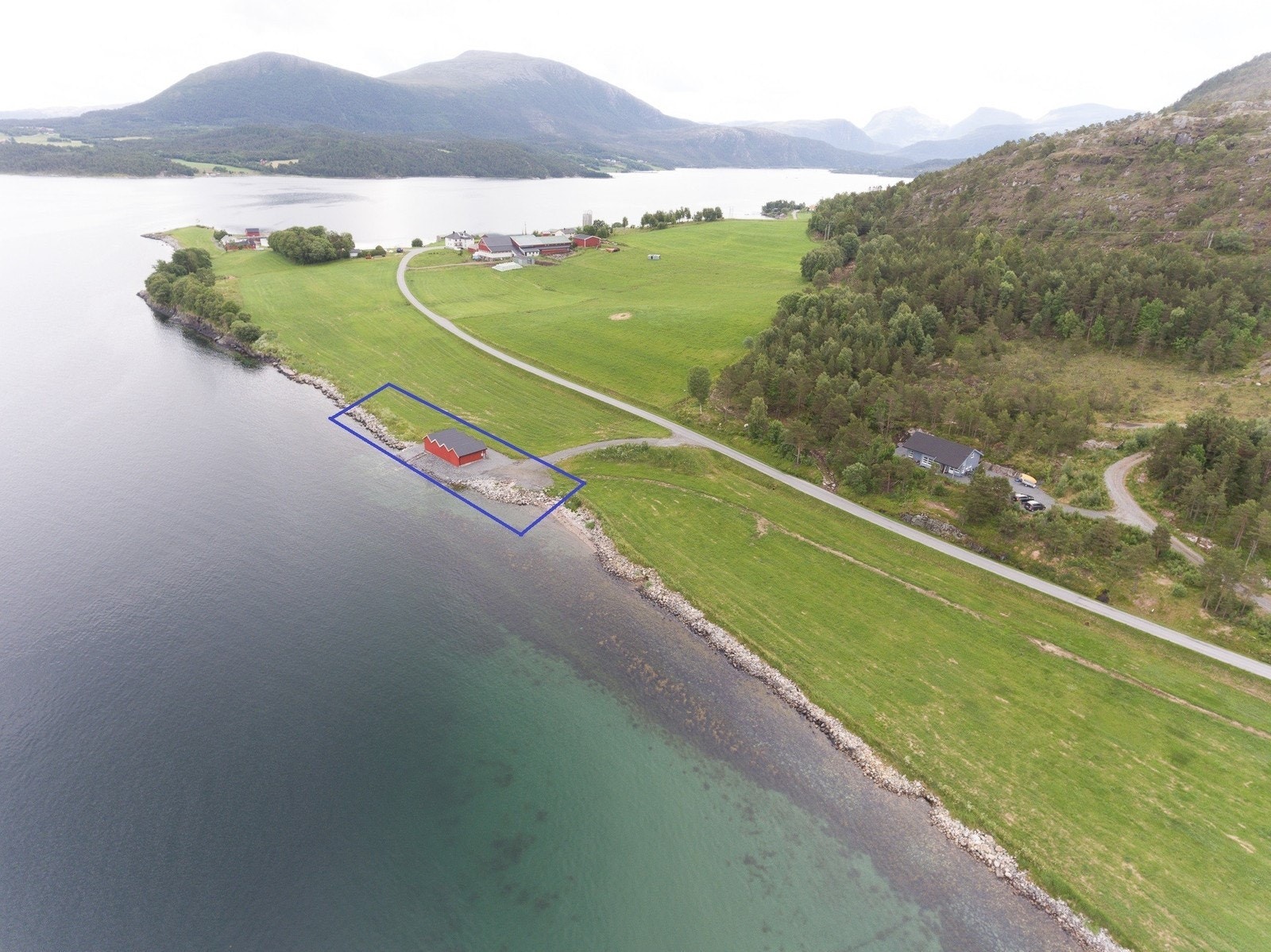 Selger opplyser per august 2025 at nausttomt nå er opparbeidet med pukk og støpt slipp. Det blir støpt plate og ringmurer i september 2025. Galleribilde