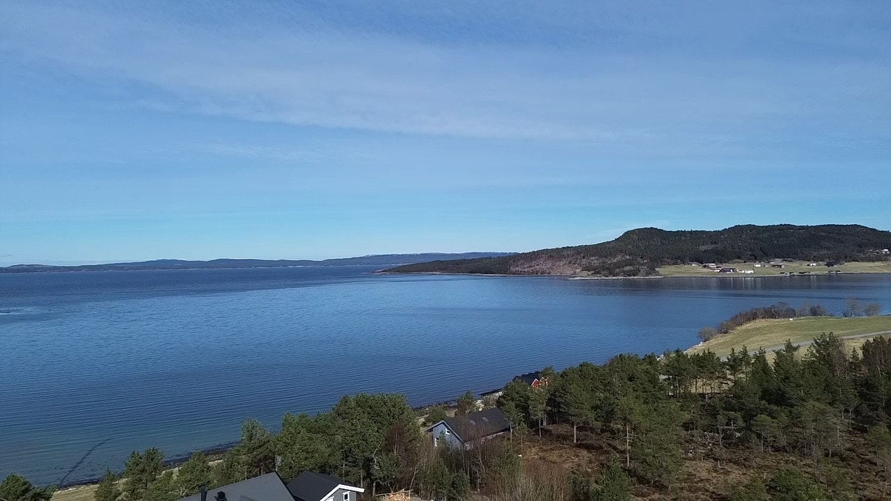 Dronebilde mot fjorden. Galleribilde
