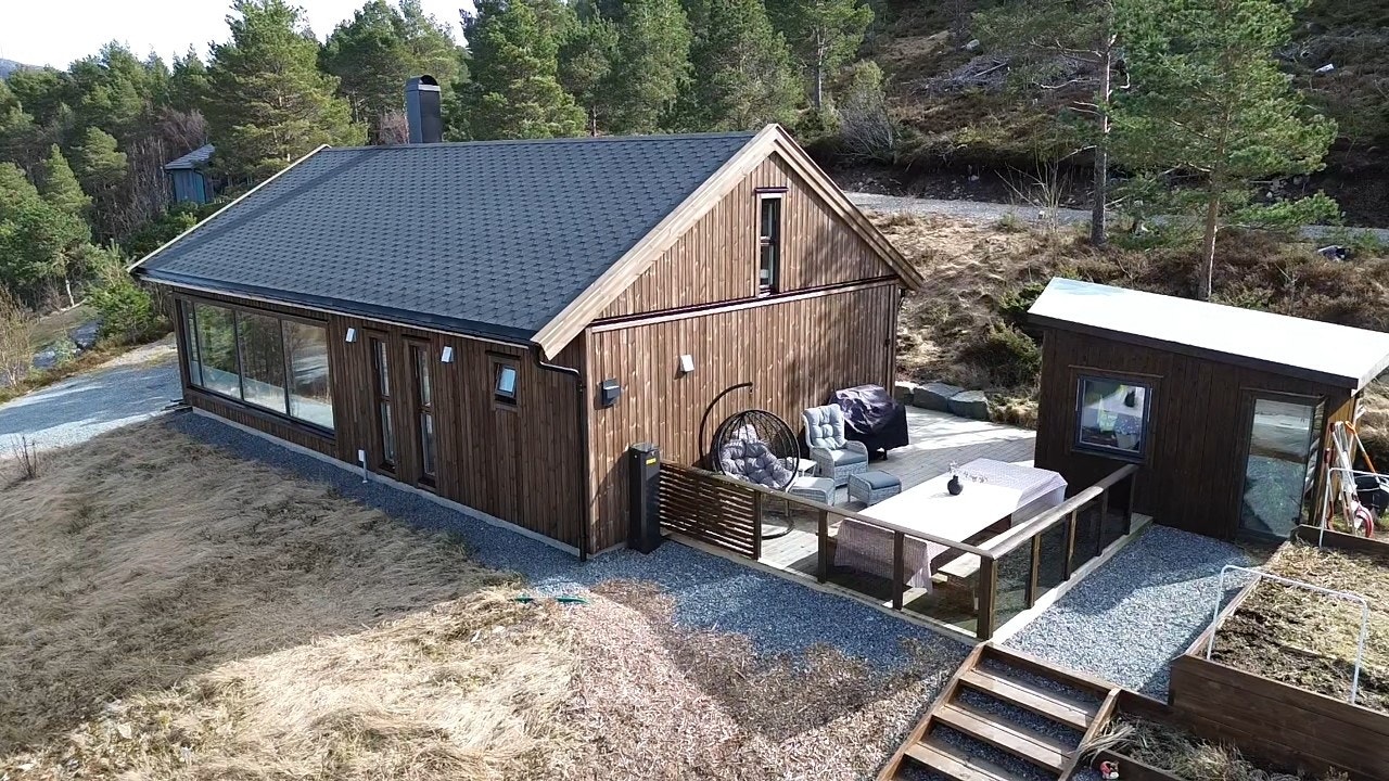 Utenfor hytta er det en romslig terrasse og hagestue oppført av nåværende eier i 2021. Galleribilde