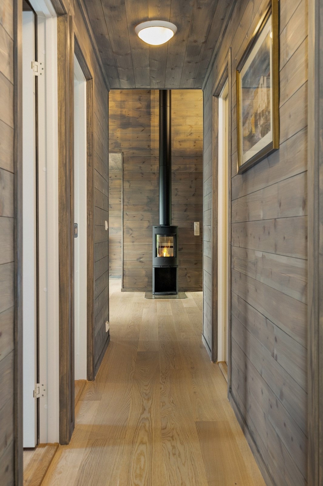 Du kommer inn i gangen og har videre adkomst til stue, kjøkken, bad og 3 soverom. Galleribilde