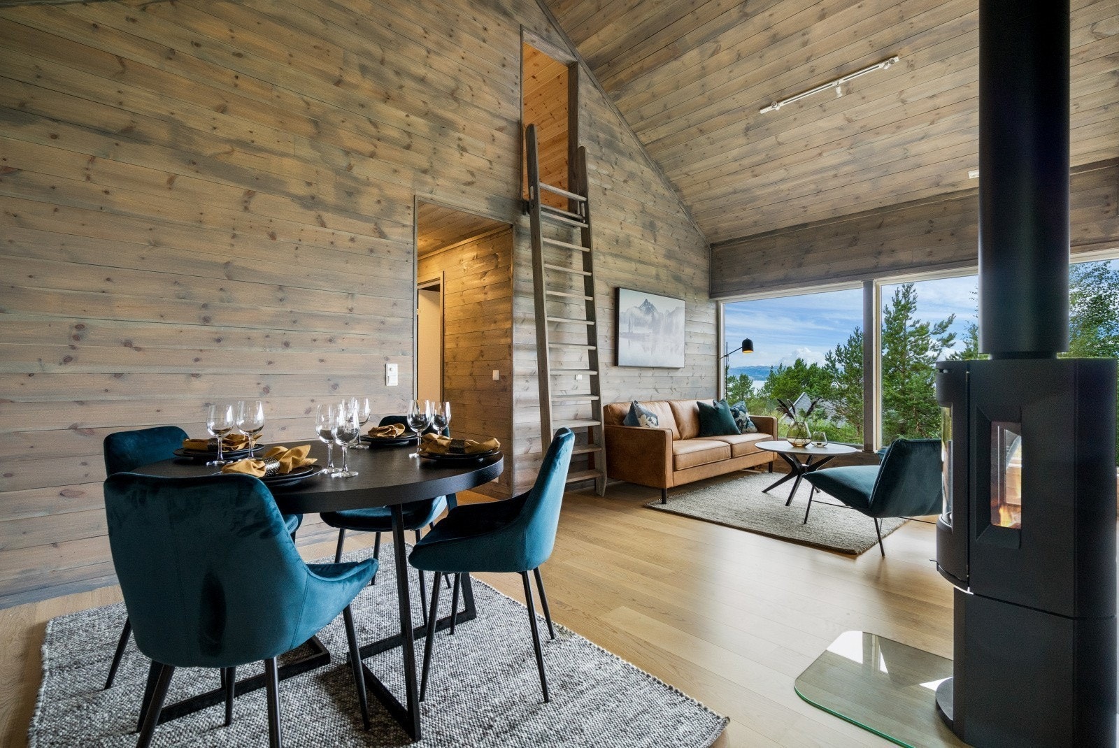 Vedovnen er plassert sentralt i rommet og gir lun og trivelig stemning på de kaldeste dagene. Galleribilde